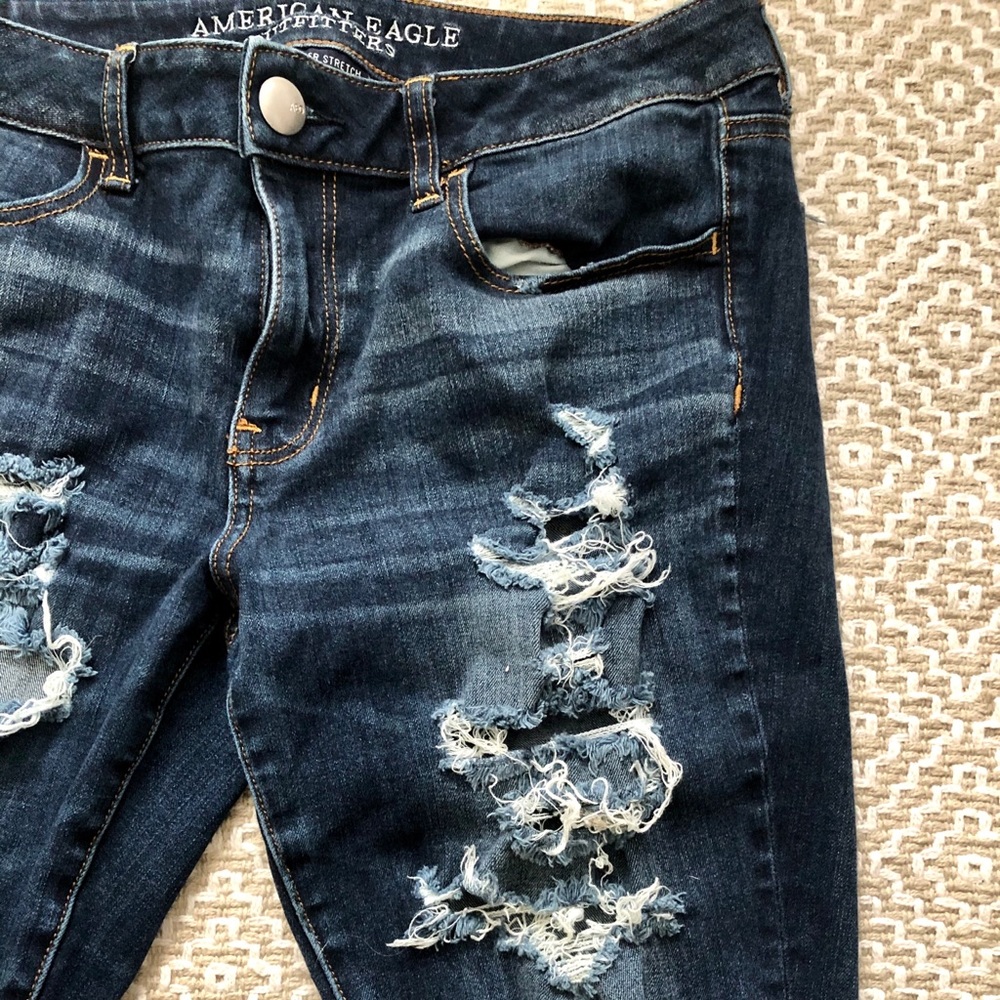 Distressed skinny jeggings